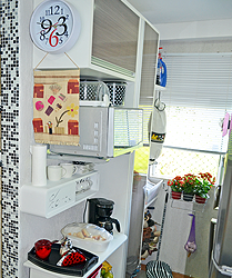 cozinha compacta co armários planejados e área de serviço