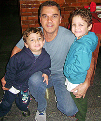 Carlos Antônio Pinheiro Santos com os filhos Gabriel e Felipe em Macaé