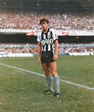 Fernando Macaé com camisa do Botafogo